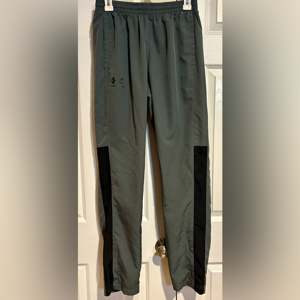 Under Armour Men's Gray and Black Athletic Pants size Small, ankles zipper